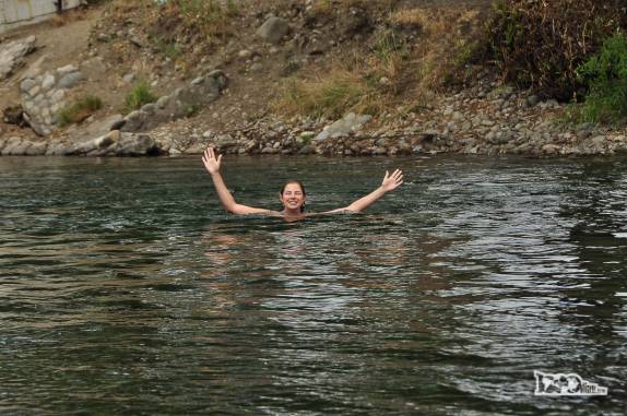 Dando um delicioso mergulho no cristalino rio Chimehuín, que corta a cidade de Junín de Los Andes, no sul da Argentina